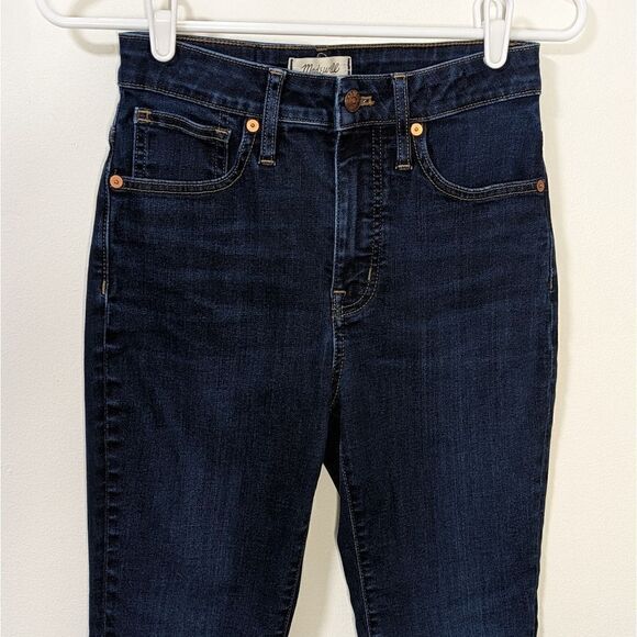 Curvy High-Rise Skinny Jeans in Larkspur Wash: TENCEL™ Denim Edition - Picture 2 of 10